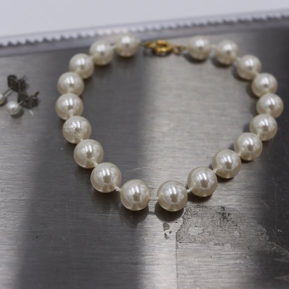 Set of 2 Children size Faux Pearl Bracelet & Earrings Set. - Picture 3 of 7